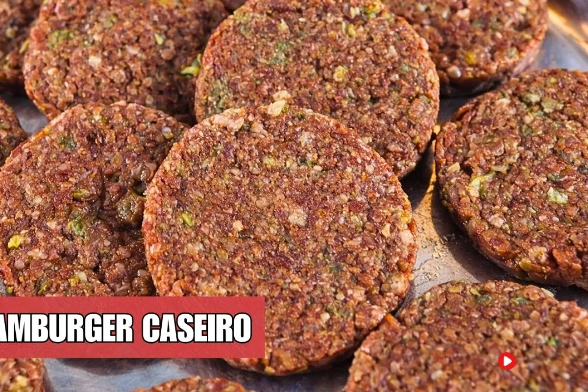 Hambúrguer caseiro muito suculento, saboroso e bem temperado
