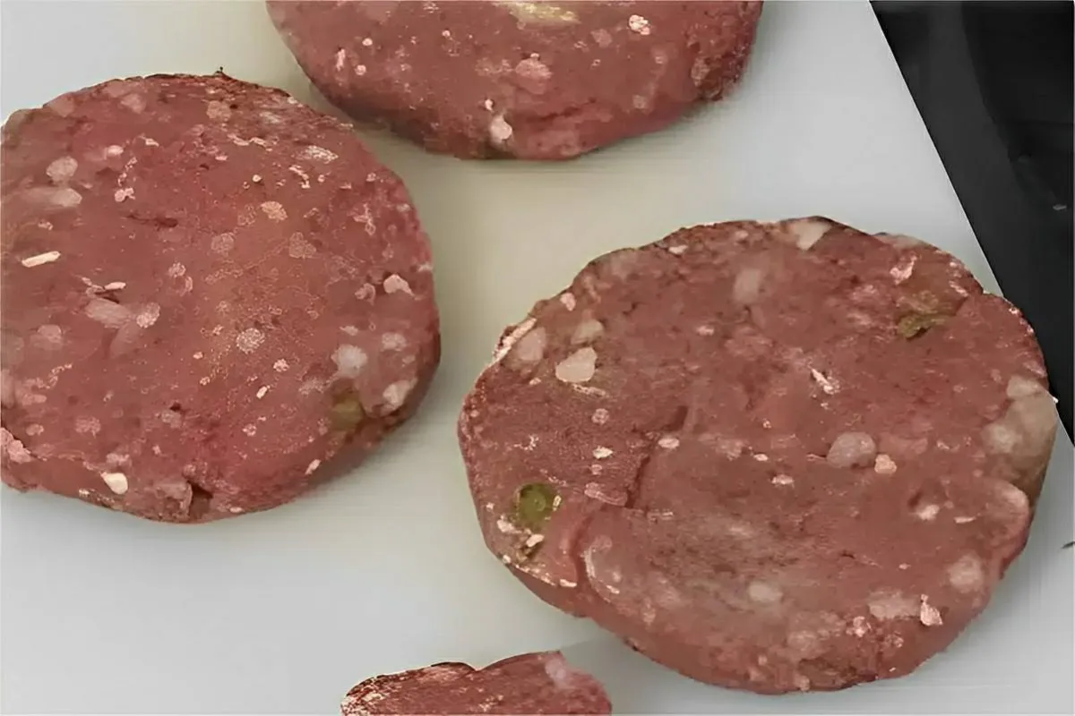 Hambúrguer caseiro suculento e saboroso feito com apenas 4 i