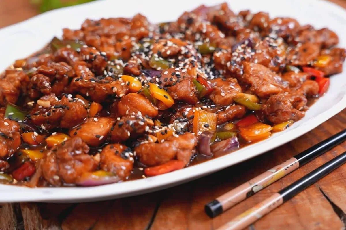 Hora do jantar: receita de frango oriental suculento e um sa