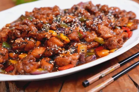 Hora do jantar: receita de frango oriental suculento e um sa