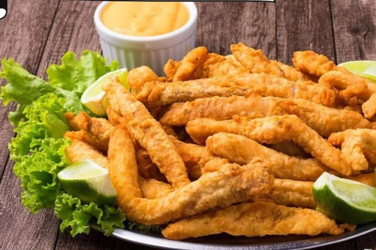 Isca de peixe empanada sequinha com um molho de limão incrív