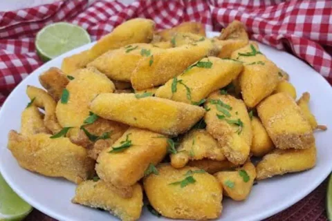 Iscas de peixe empanadas no fubá e feitas sem ovos, crocante
