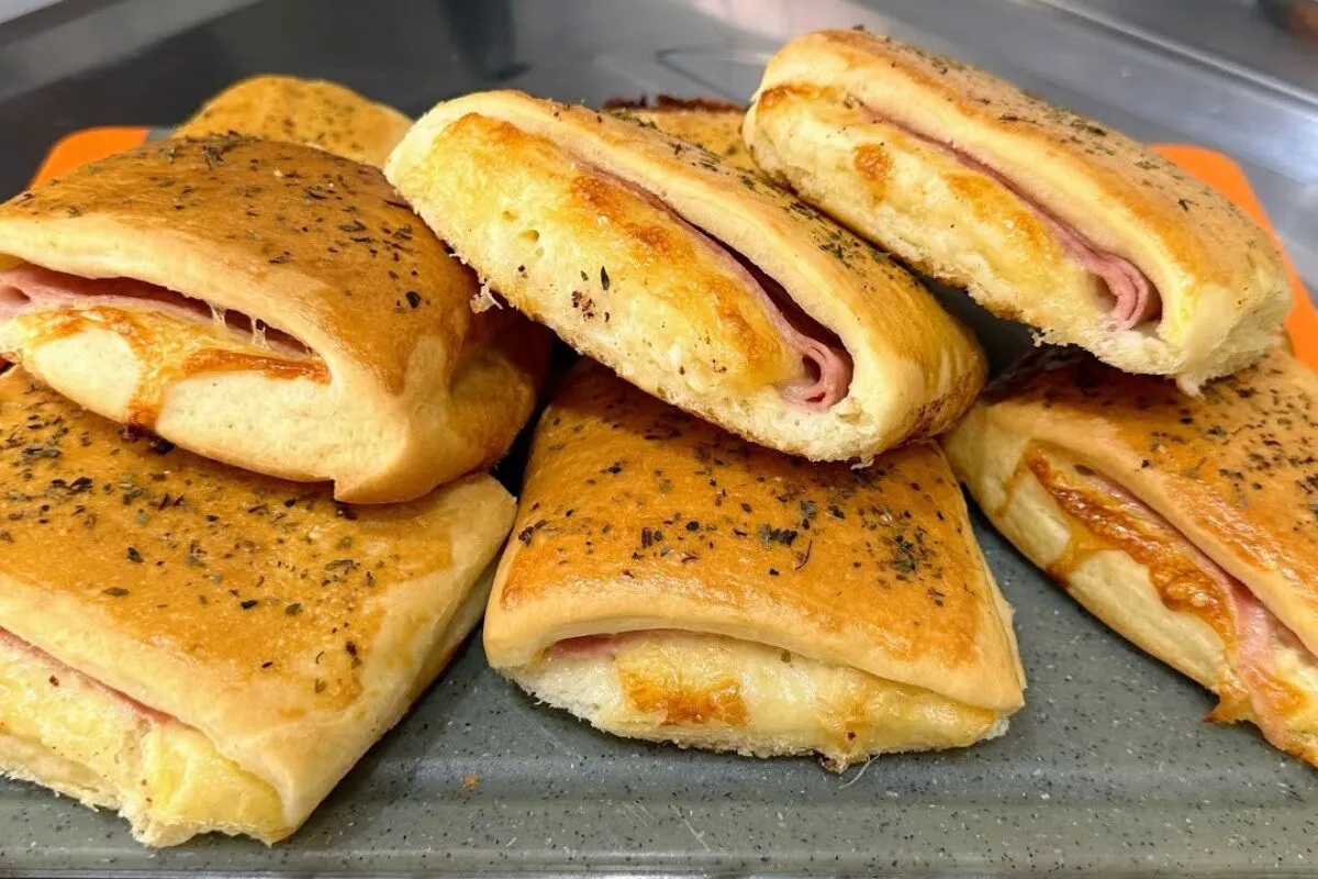 Joelho de presunto e queijo assado: salgado que fica mais go