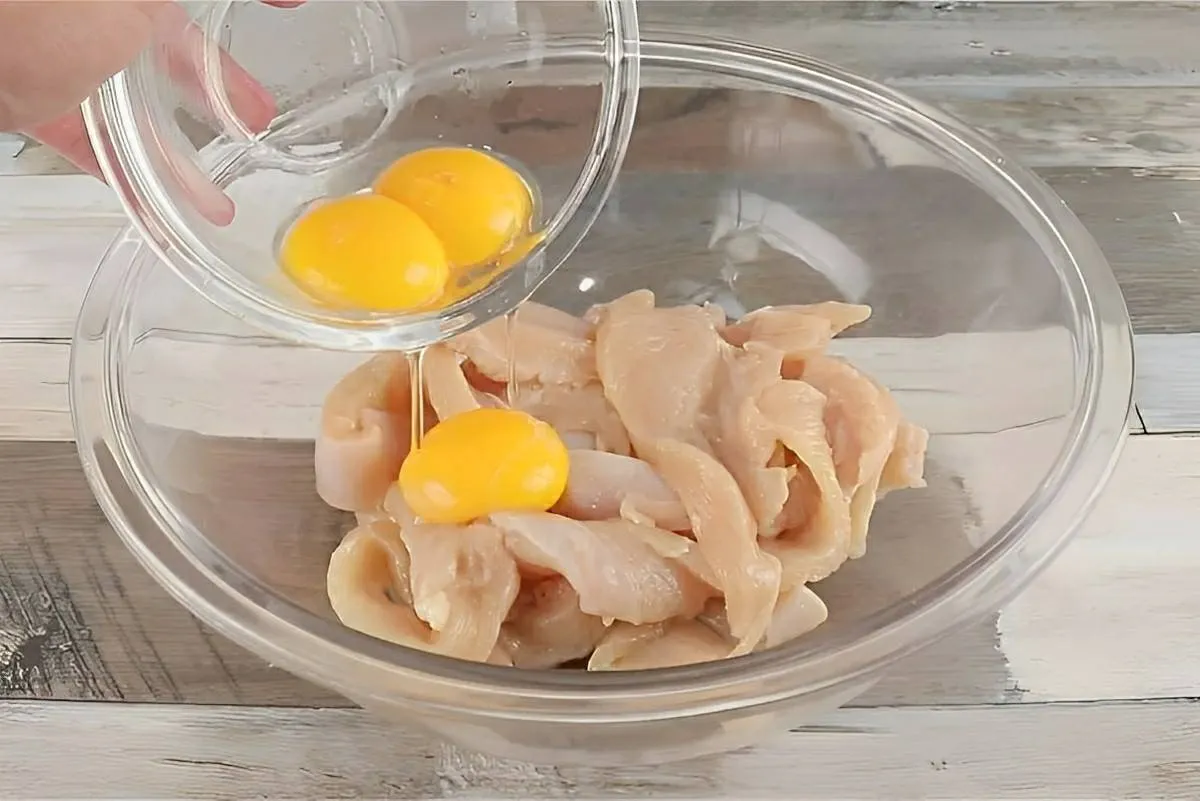Juntei ovos no frango e preparei um frango frito delicioso e