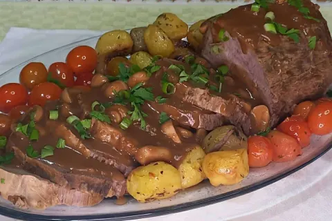 Lagarto ao molho madeira saboroso e suculento para o almoço 