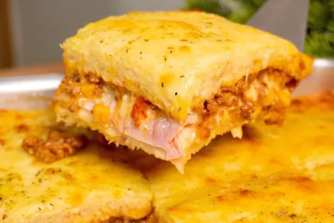 Lanche de forno bem recheado e prático com muito queijo derr