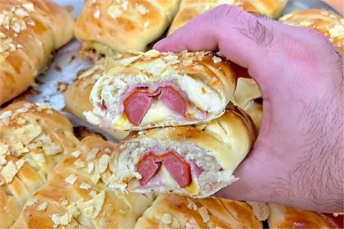 Lanche de forno com salsicha delicioso e perfeito para comer