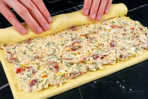 Lanche de massa folhada com recheio de frango cremoso divino