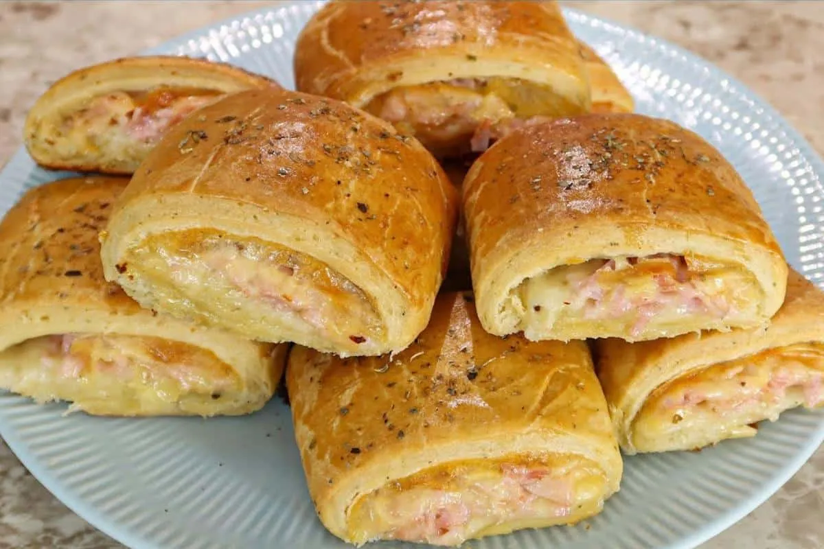 Lanche de padaria com massa especial: padeiro profissional e