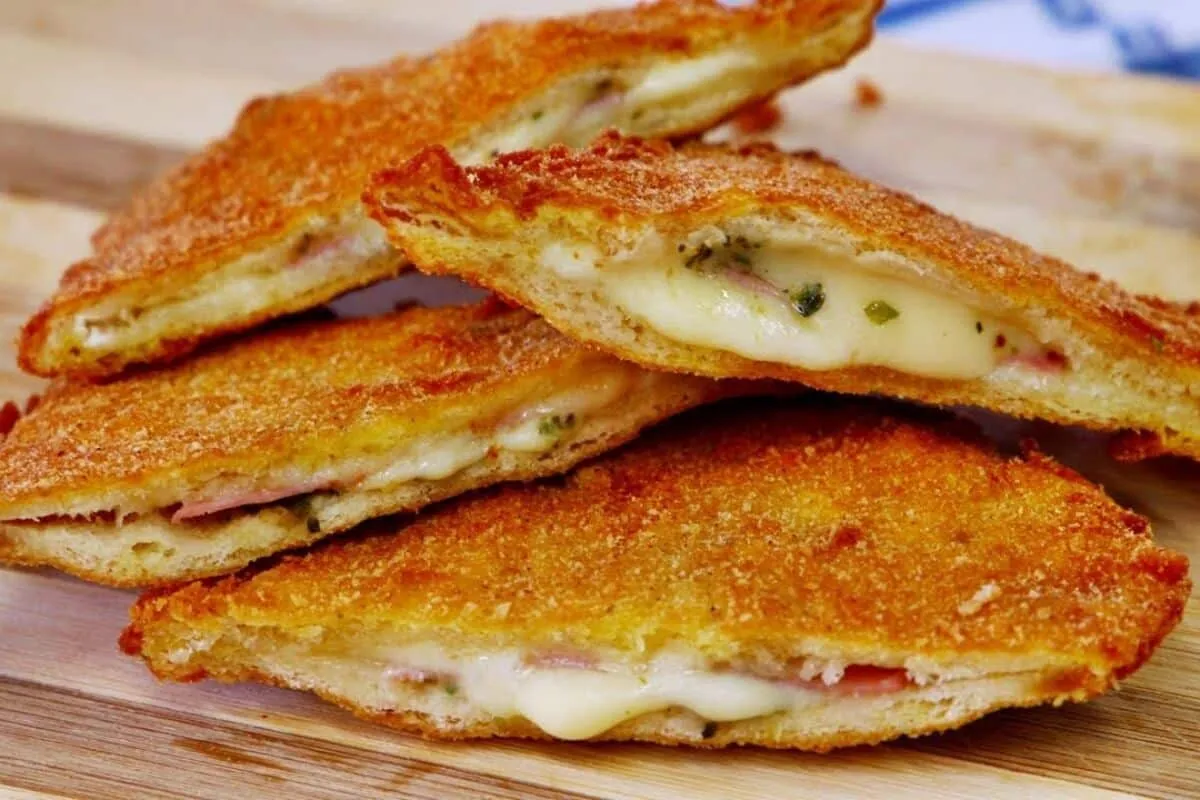 Lanche de pão de forma gratinado no forno com bastante queij