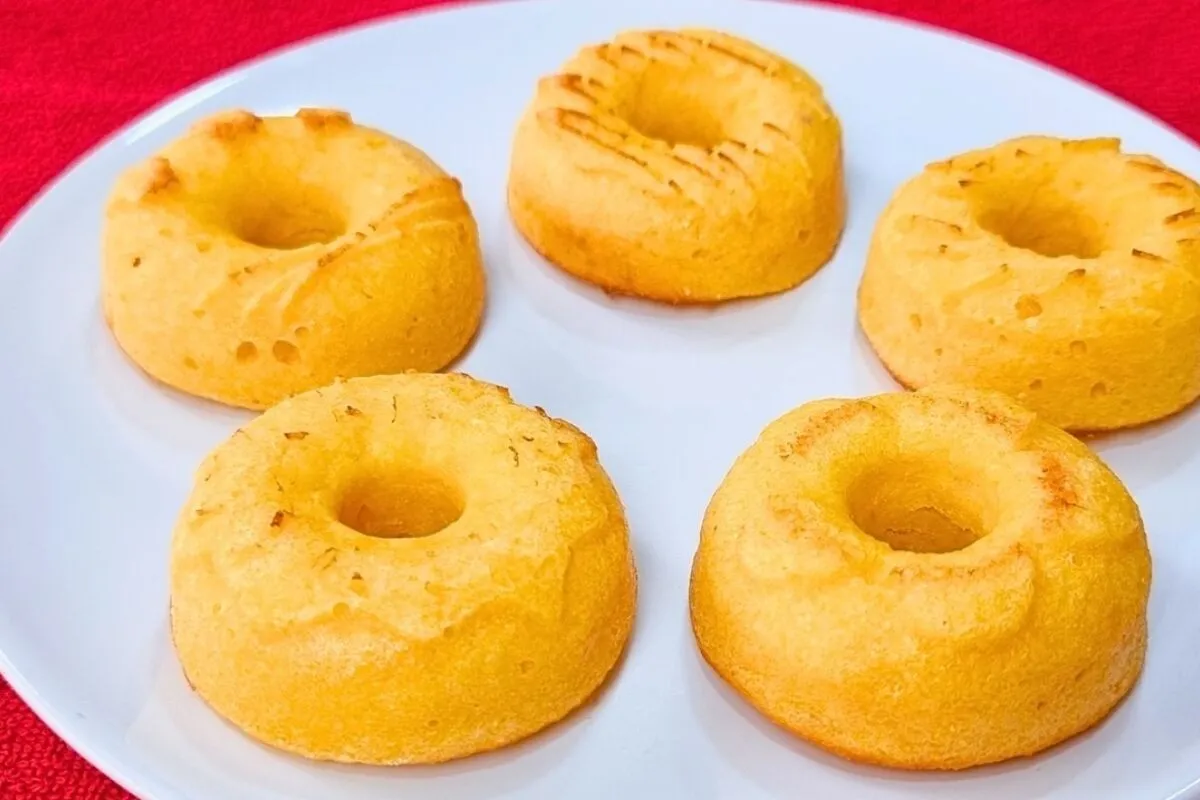 Lanche sem farinha feito com flocão e laranja, uma opção ráp