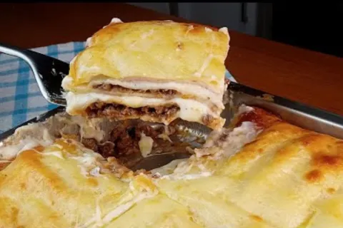 Lasanha bolonhesa com molho branco: camadas de puro sabor pa
