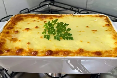 Lasanha cremosa de frango tão gostosa que não precisa de mai