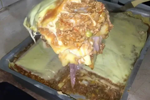 Lasanha de carne moída com presunto e muçarela o prato perfe