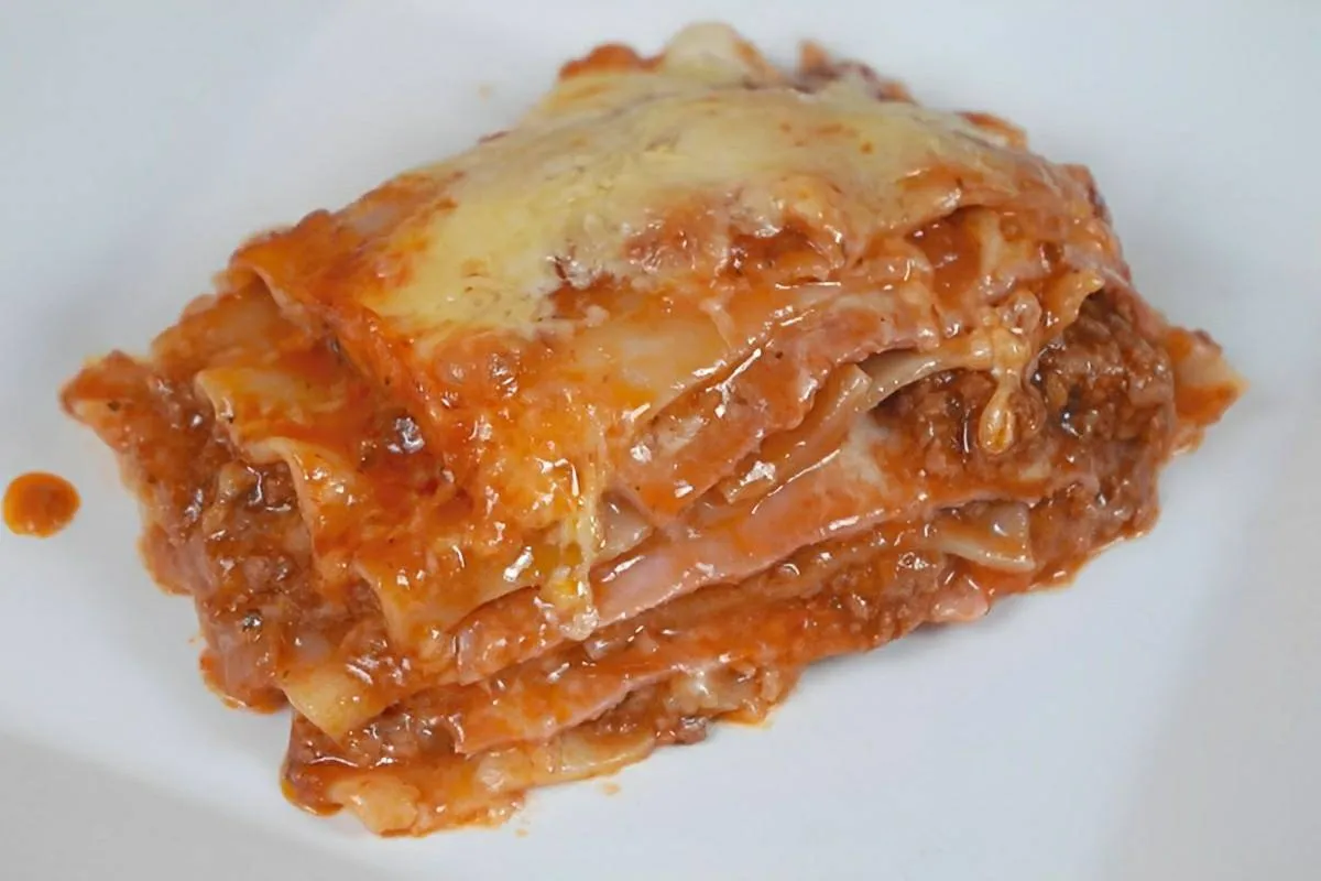 Lasanha de carne moída com presunto e queijo bem suculenta e