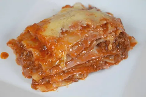 Lasanha de carne moída com presunto e queijo bem suculenta e