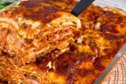 Lasanha de carne simples e deliciosa com muito recheio para 