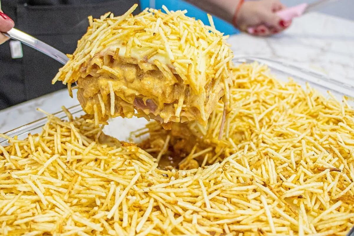 Lasanha de estrogonoffe de frango uma combinação cremosa que