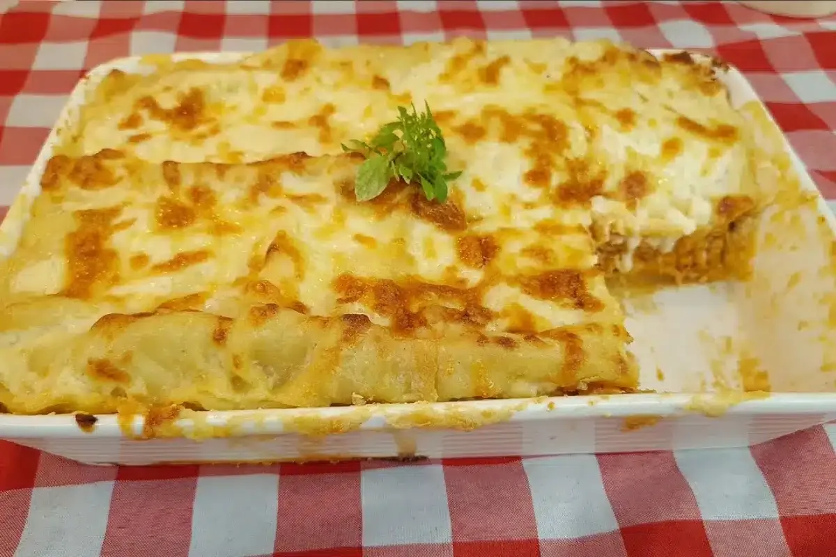 Lasanha de frango ao molho branco bem recheada e saborosa, q