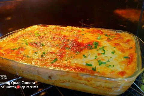 Lasanha de frango sem glúten, que fica super recheada e deli