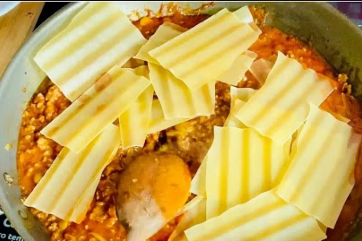 Lasanha de frigideira pronta rapidamente, com queijo derreti
