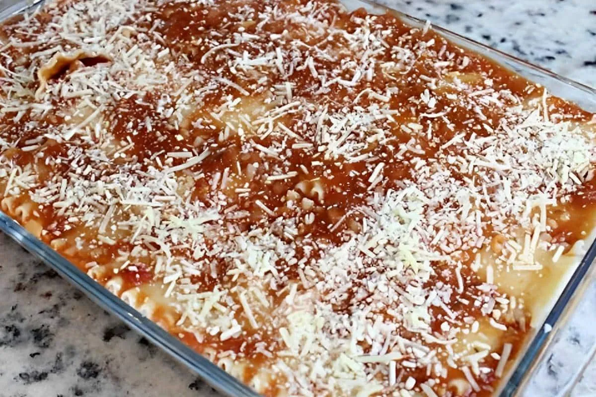 Lasanha de molho branco e molho vermelho deliciosa e fácil d
