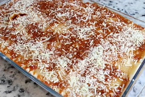 Lasanha de molho branco e molho vermelho deliciosa e fácil d