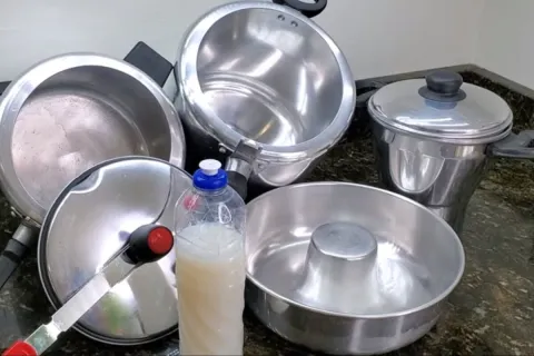 Limpa alumínio caseiro que devolve o brilho das panelas em p