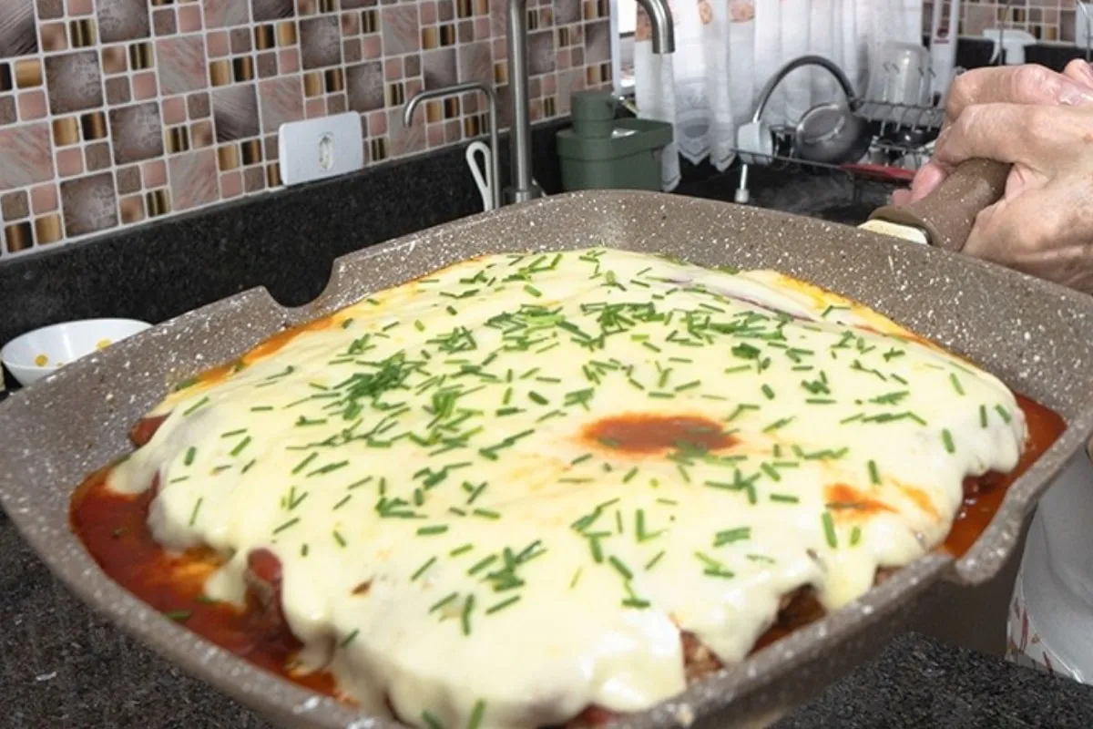 Linguiça à parmegiana um prato econômico que fica maravilhos