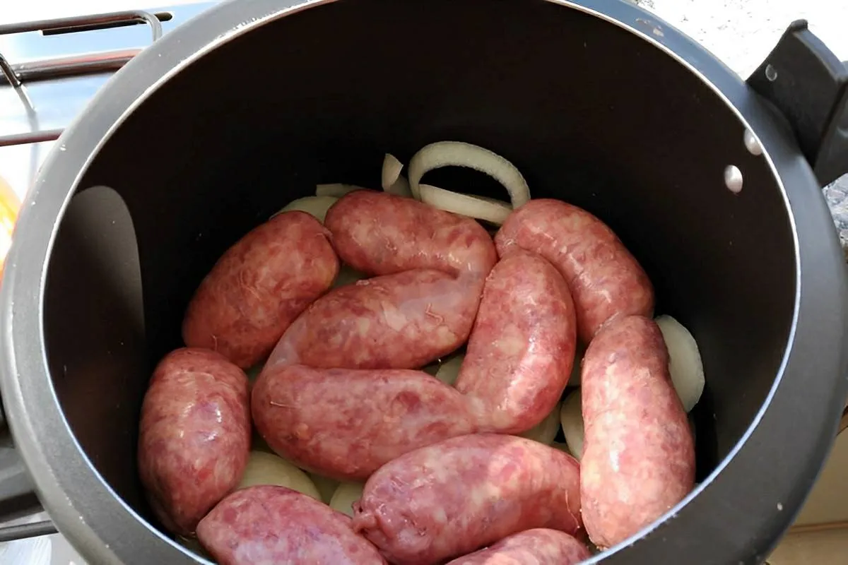 Linguiça assada na panela de pressão com cebola um prato sim