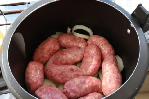 Linguiça assada na panela de pressão: muito gostosa e super 