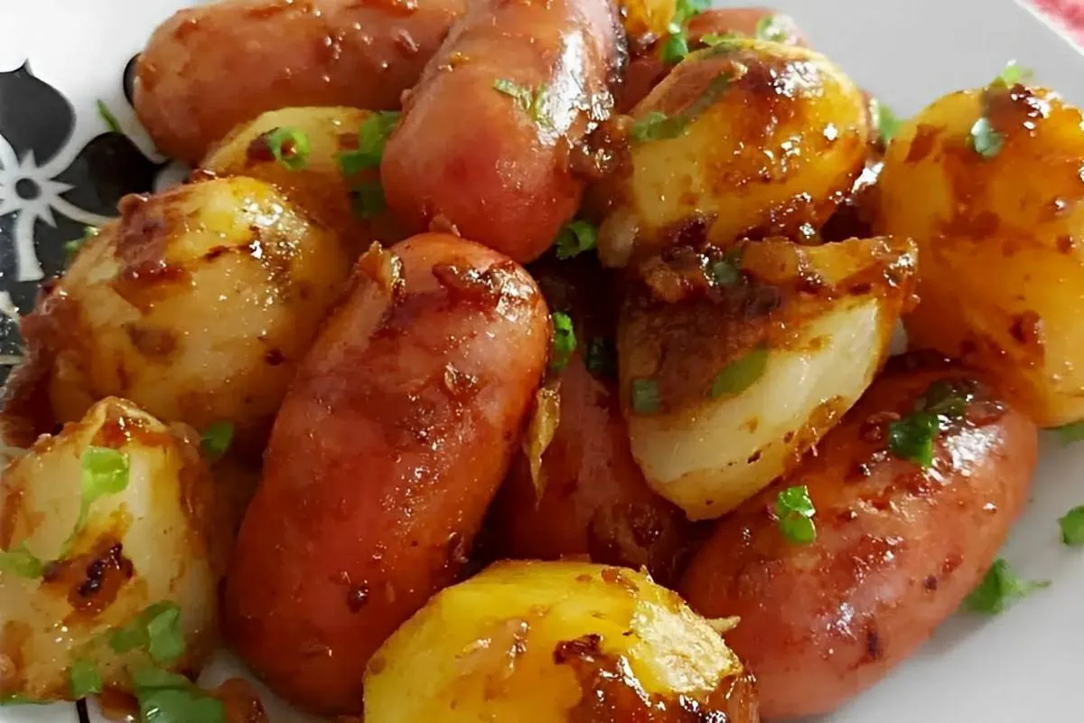 Linguiça com batata assada no forno um almoço maravilhoso pa