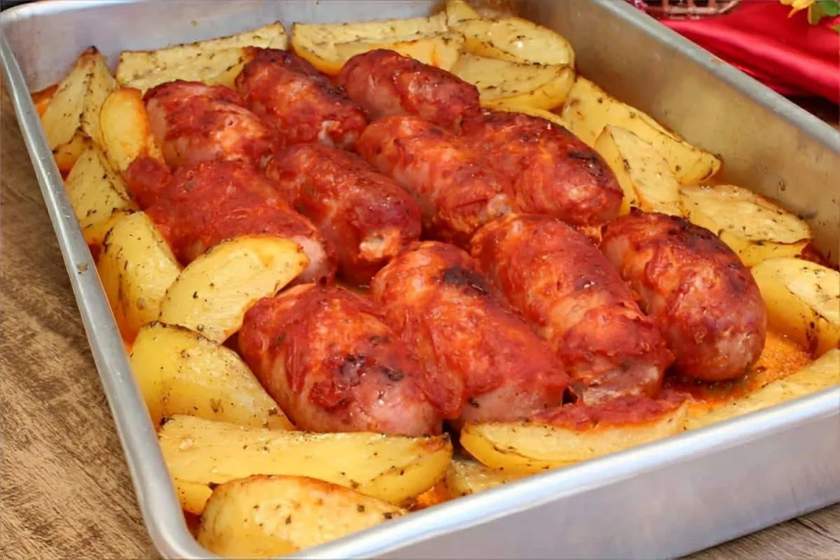 Linguiça com batata no forno temperada com molho de tomate u