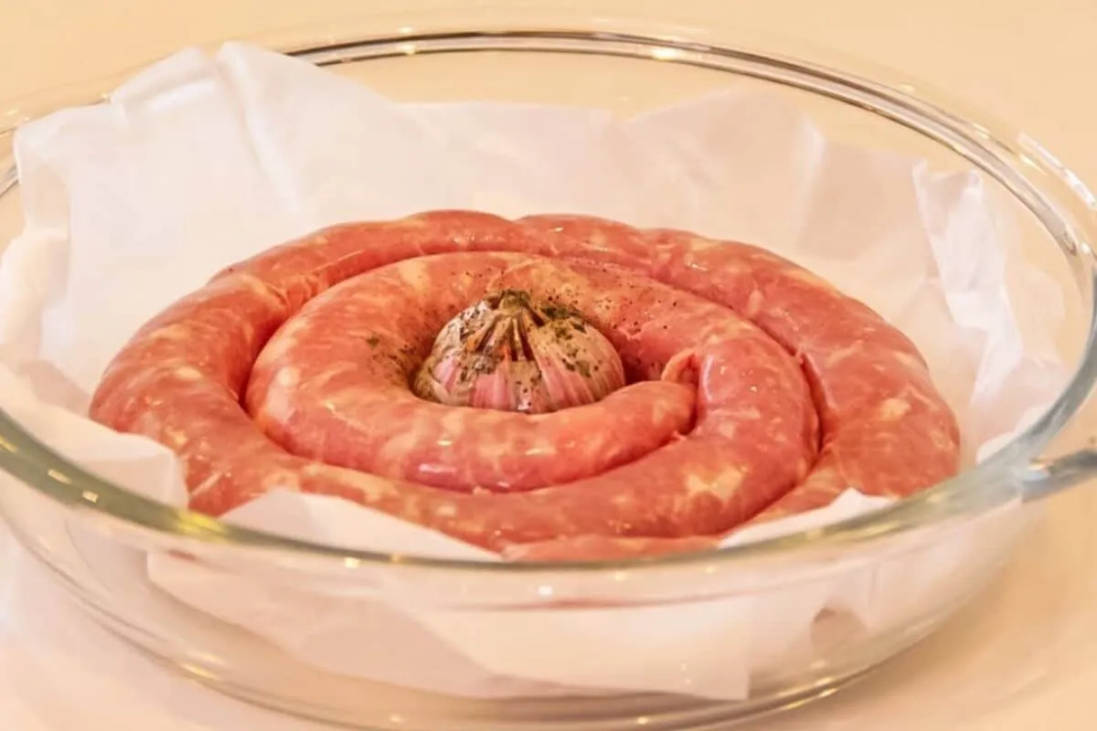 Linguiça com pasta de alho assada no forno com um tempero di