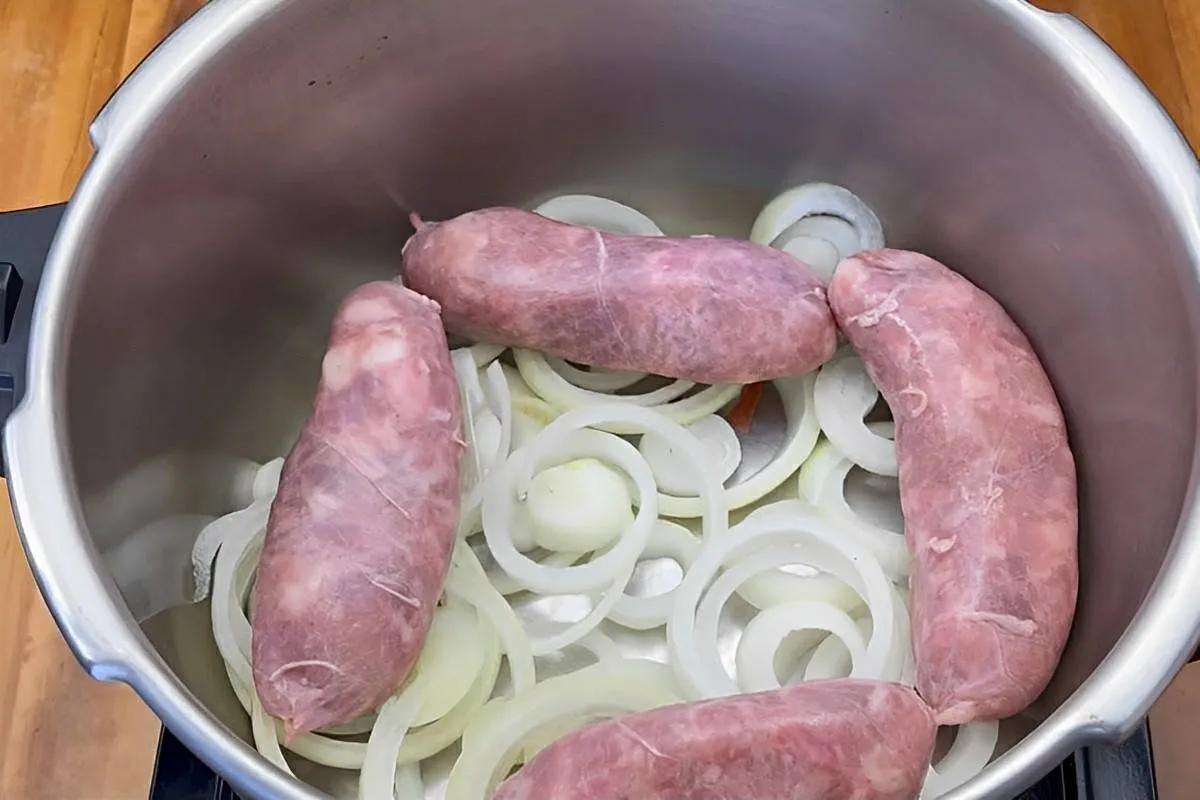Linguiça na panela de pressão sem água ela vai cozinhar na p
