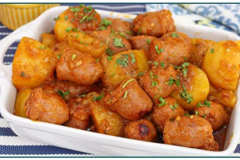 Linguiça toscana com batata, que é prática, saborosa, econôm
