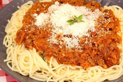 Macarrão à bolonhesa com carne moída, receita rápida e perfe