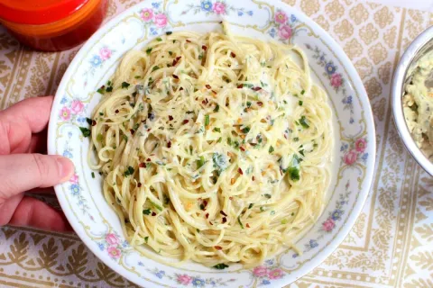 Macarrão alho e óleo cremoso feito na frigideira com um toqu
