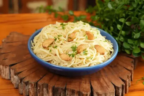 Macarrão alho e óleo cremoso feito na frigideira de forma be