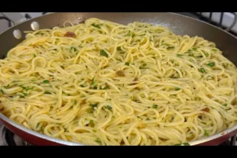 Macarrão alho e óleo: o segredo para deixar o seu espaguete 