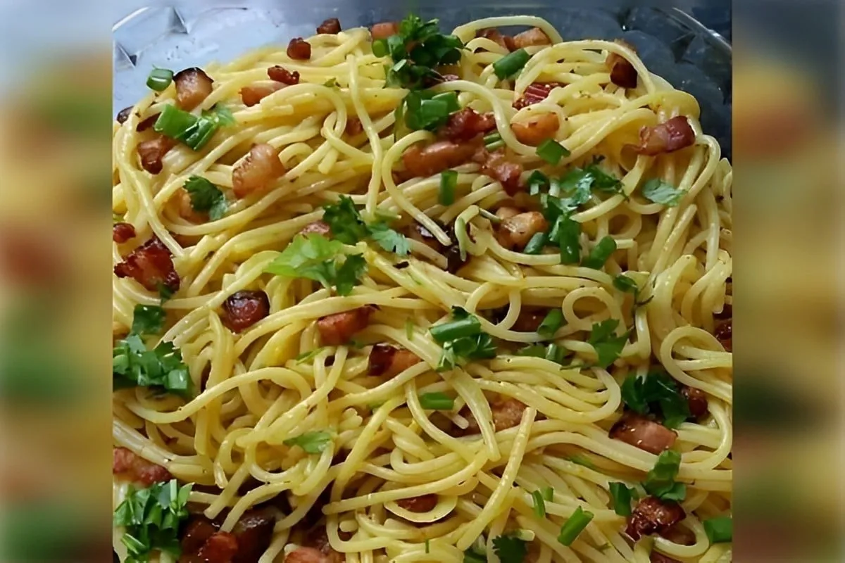 Macarrão ao alho e óleo com bacon uma receita simples e muit