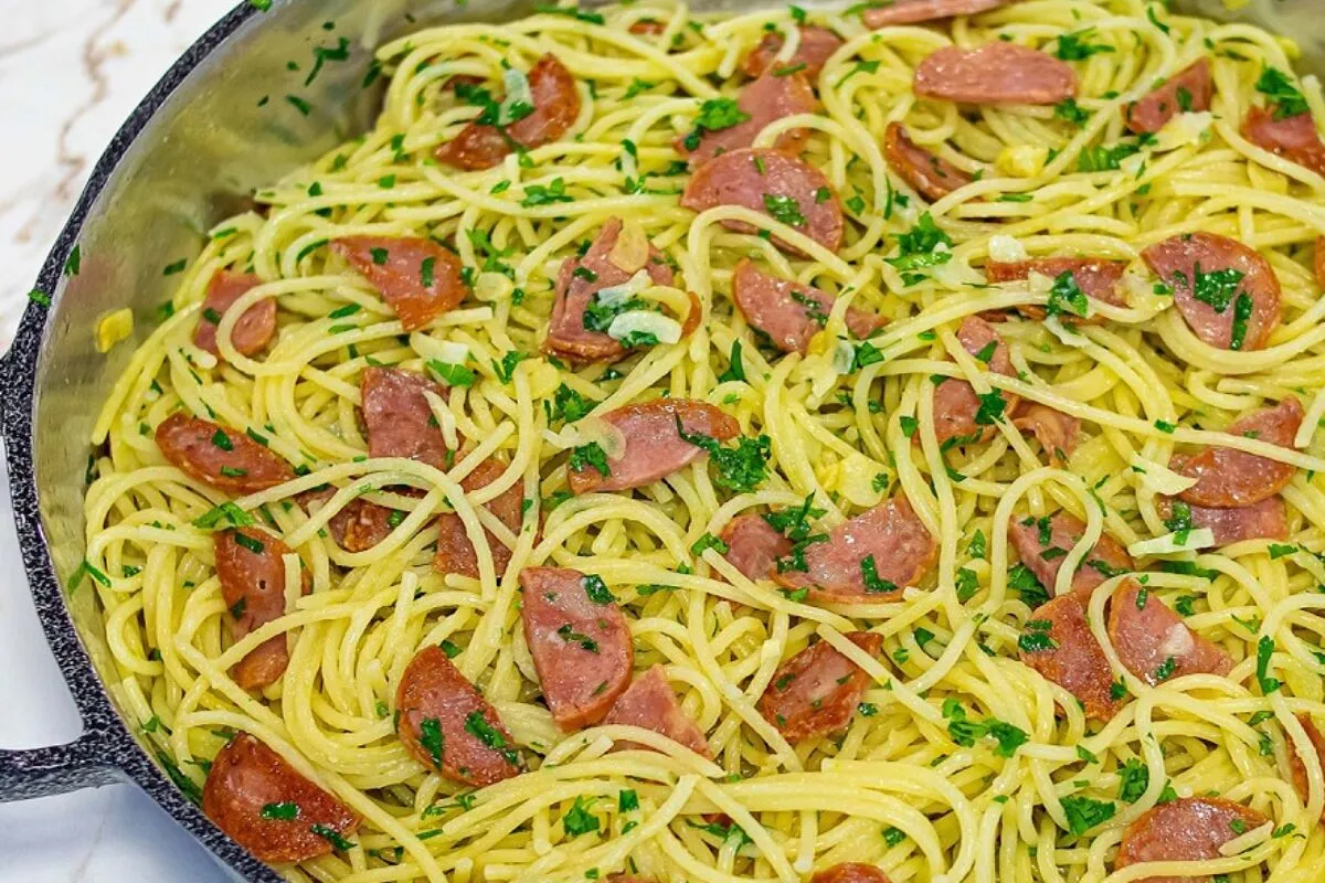 Macarrão ao alho e óleo super cremoso com linguiça calabresa