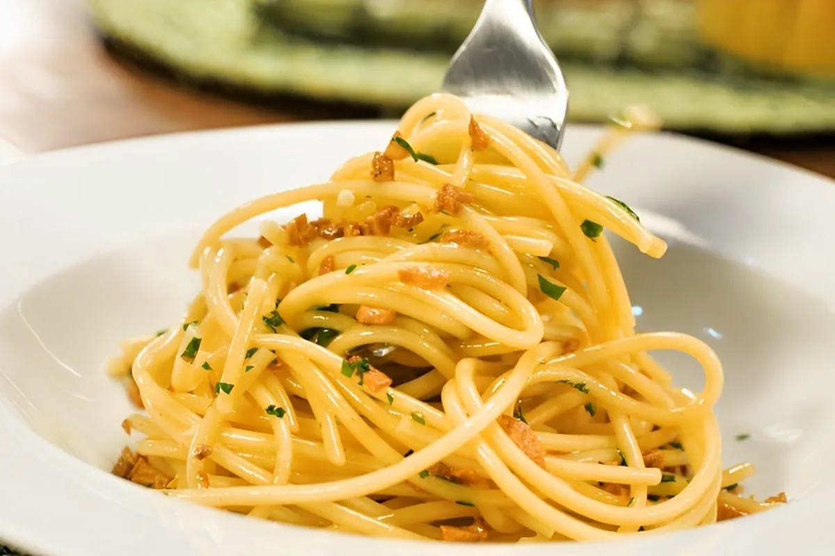 Macarrão ao alho e óleo tradicional receita que aprendi com