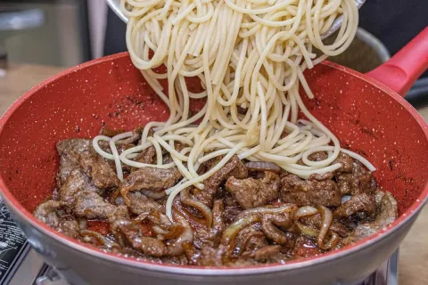 Macarrão ao bife acebolado cheio de sabor que faço quando es