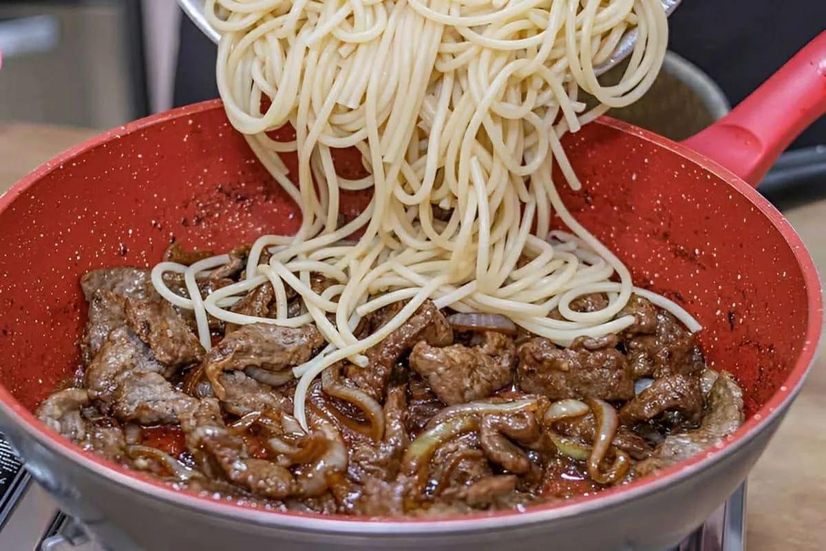 Macarrão ao bife acebolado uma receita simples e deliciosa q