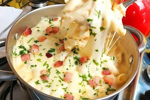 Macarrão ao creme de batata com bacon e frango, muito cremos