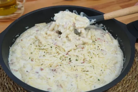 Macarrão ao molho branco com bacon crocante super aveludado 