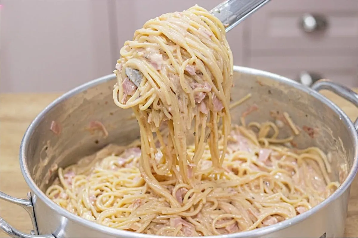 Macarrão ao molho branco com presunto um almoço rápido para