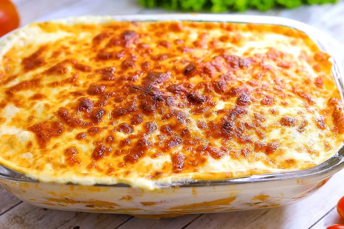 Macarrão ao molho de batata com calabresa e bacon com um toq