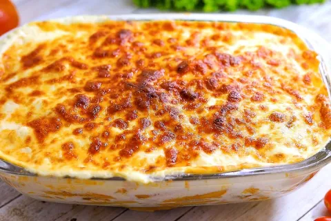 Macarrão ao molho de batata com calabresa e bacon com um toq